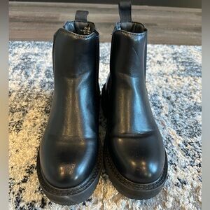 Women’s black “Chelsea” boots
